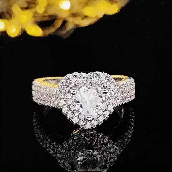 New Women’s Luxury Heart Diamond Ring - Picture 5 of 5